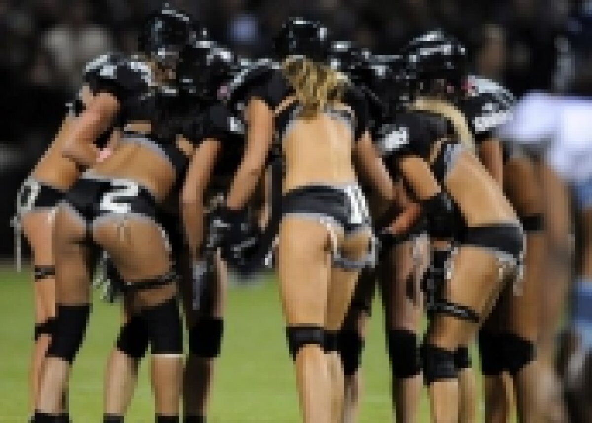 FOTO / Fotbal american în lenjerie intimă