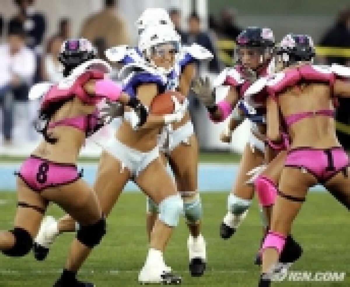 FOTO / Fotbal american în lenjerie intimă