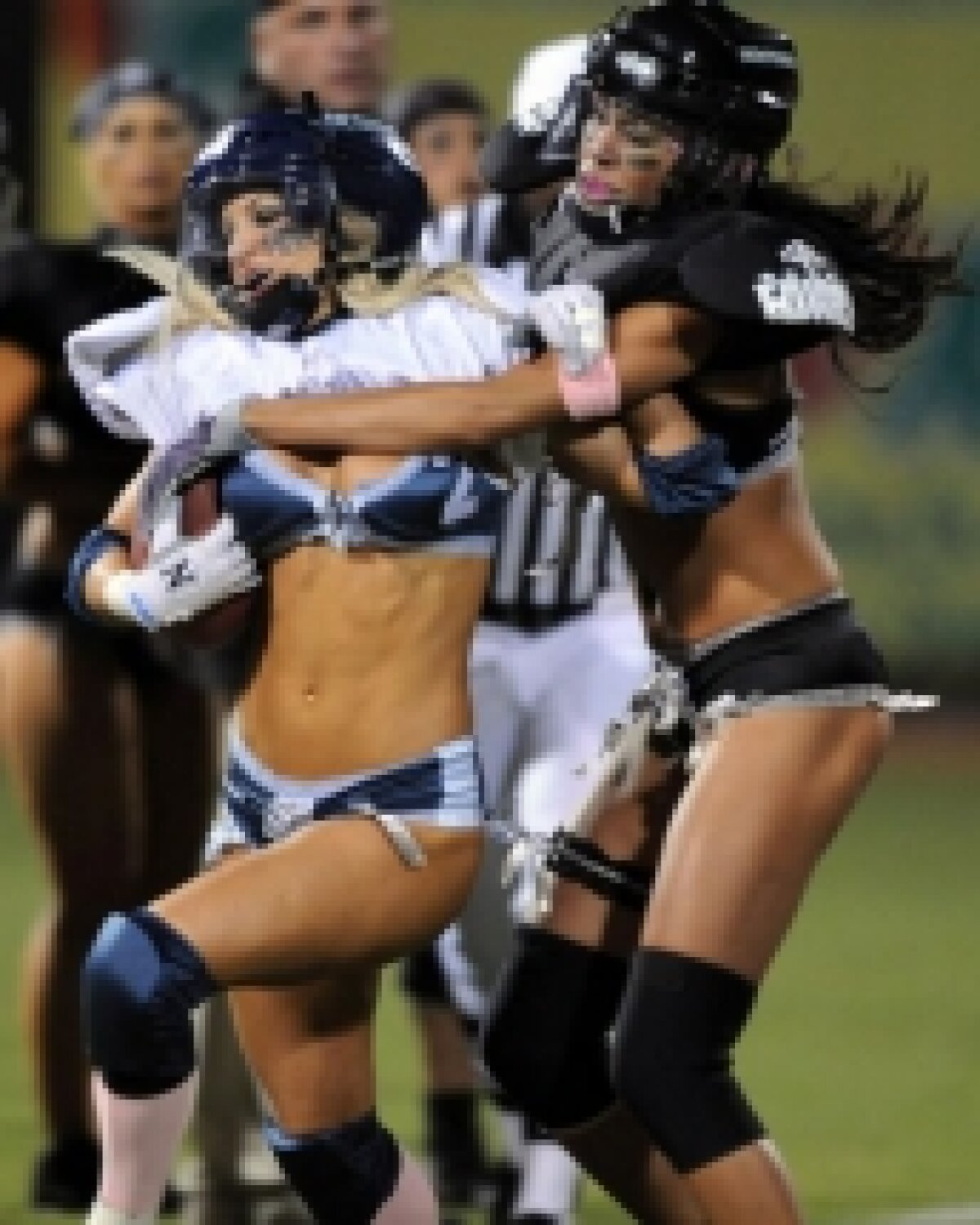 FOTO / Fotbal american în lenjerie intimă