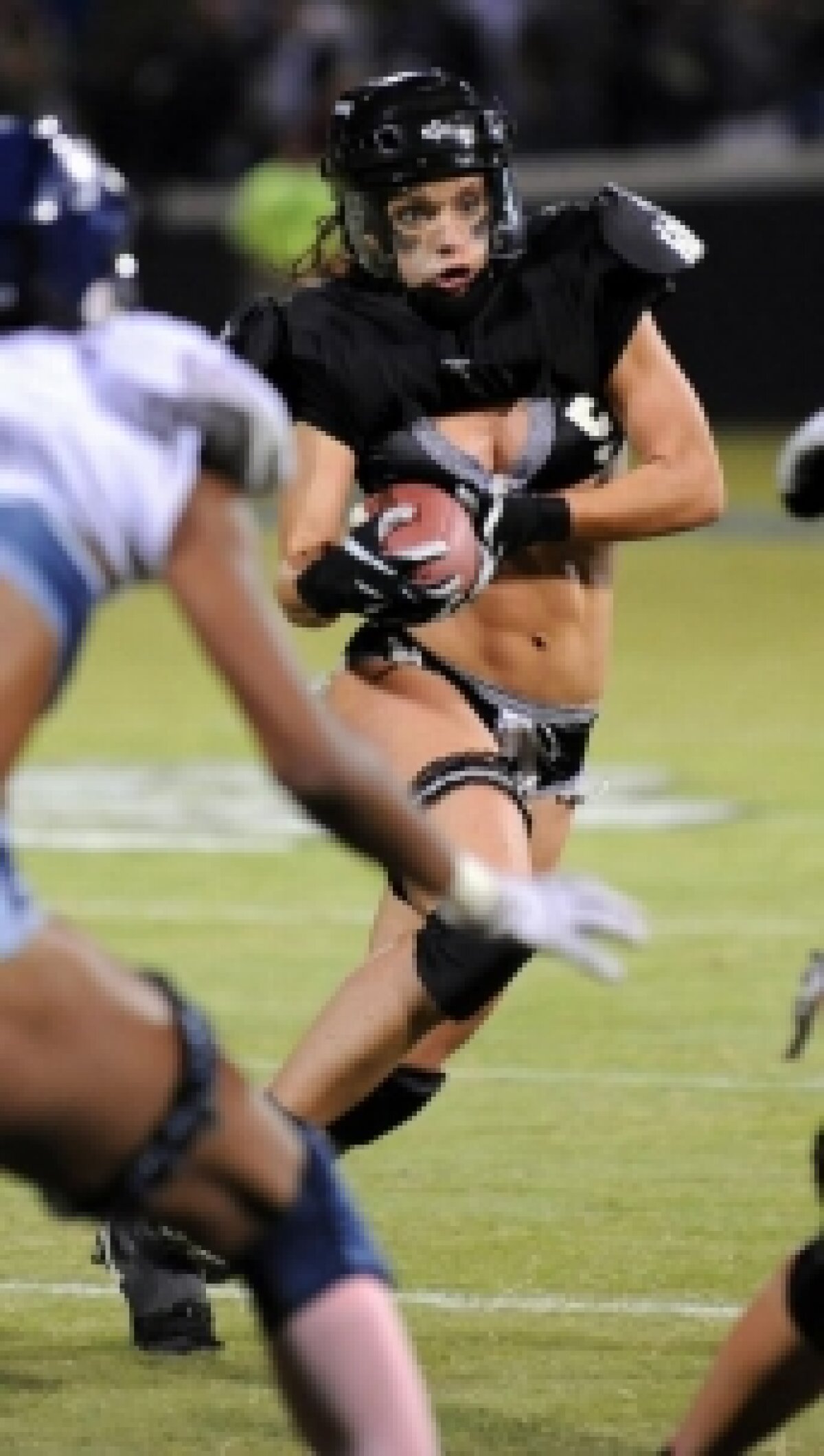 FOTO / Fotbal american în lenjerie intimă