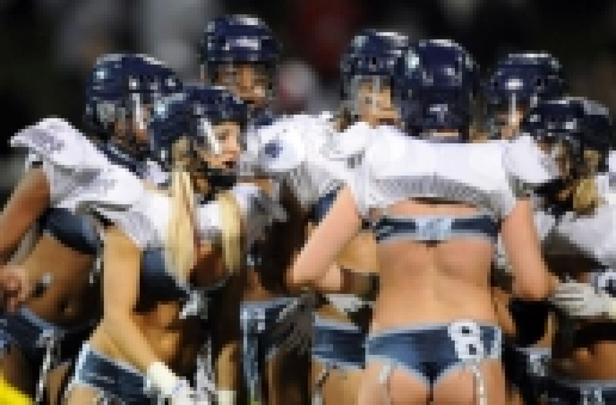 FOTO / Fotbal american în lenjerie intimă