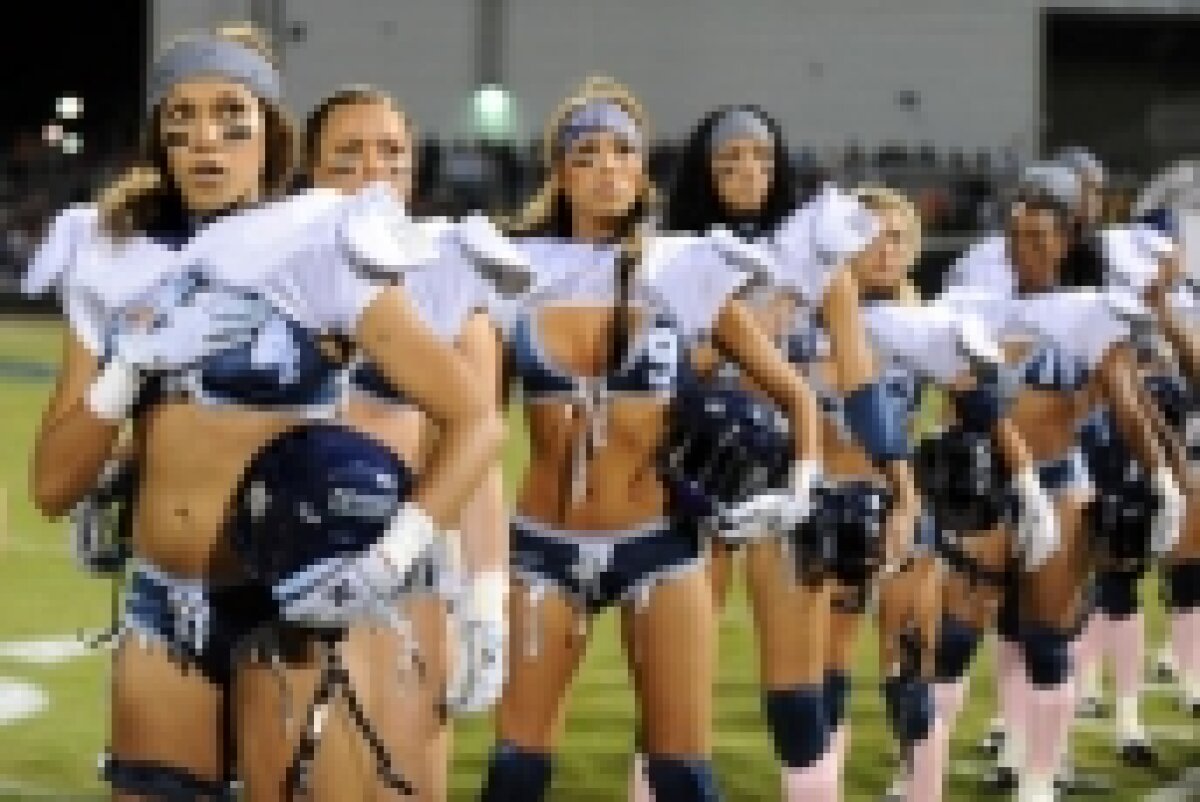 FOTO / Fotbal american în lenjerie intimă