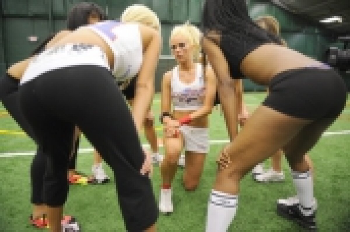 FOTO / Fotbal american în lenjerie intimă