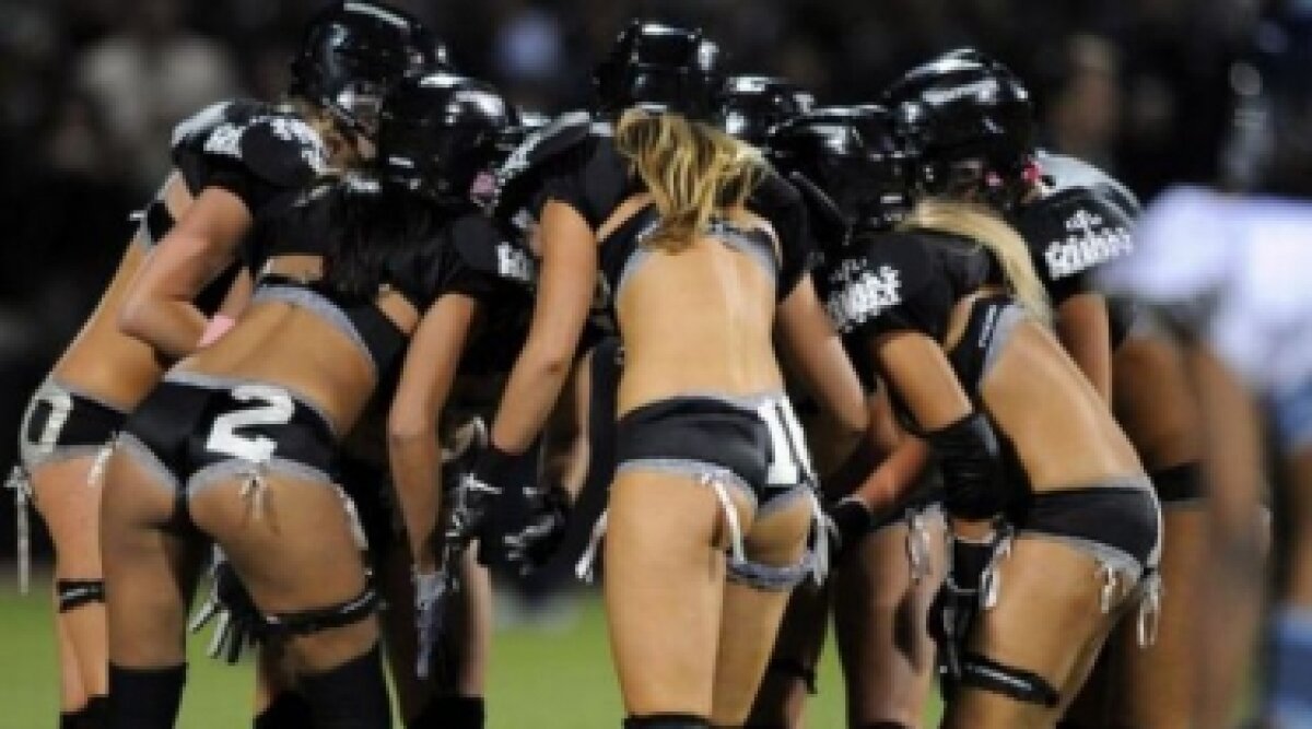 FOTO / Fotbal american în lenjerie intimă