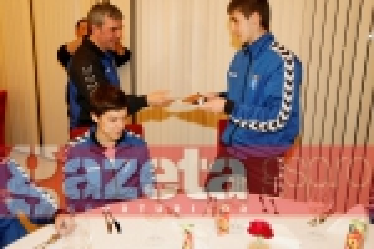 FOTO » Hagi, sărbătorit de fotbaliştii de la academia sa