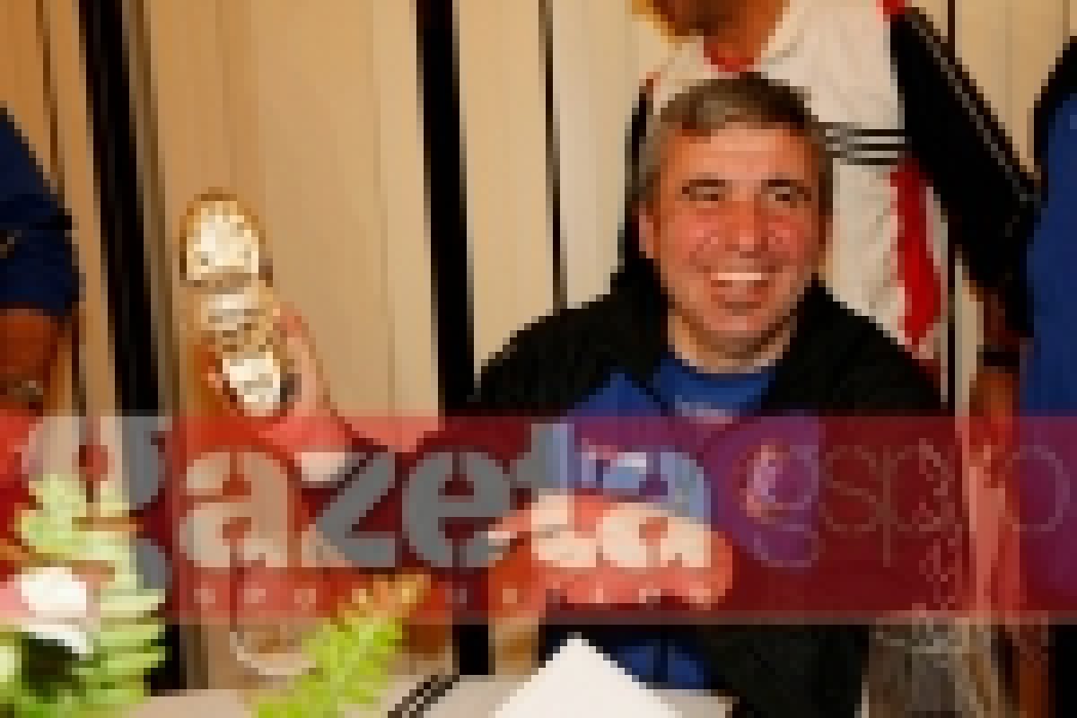 FOTO » Hagi, sărbătorit de fotbaliştii de la academia sa