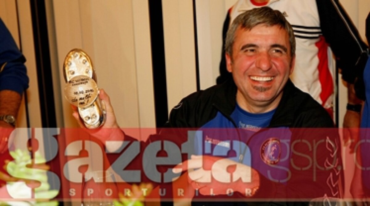 FOTO » Hagi, sărbătorit de fotbaliştii de la academia sa