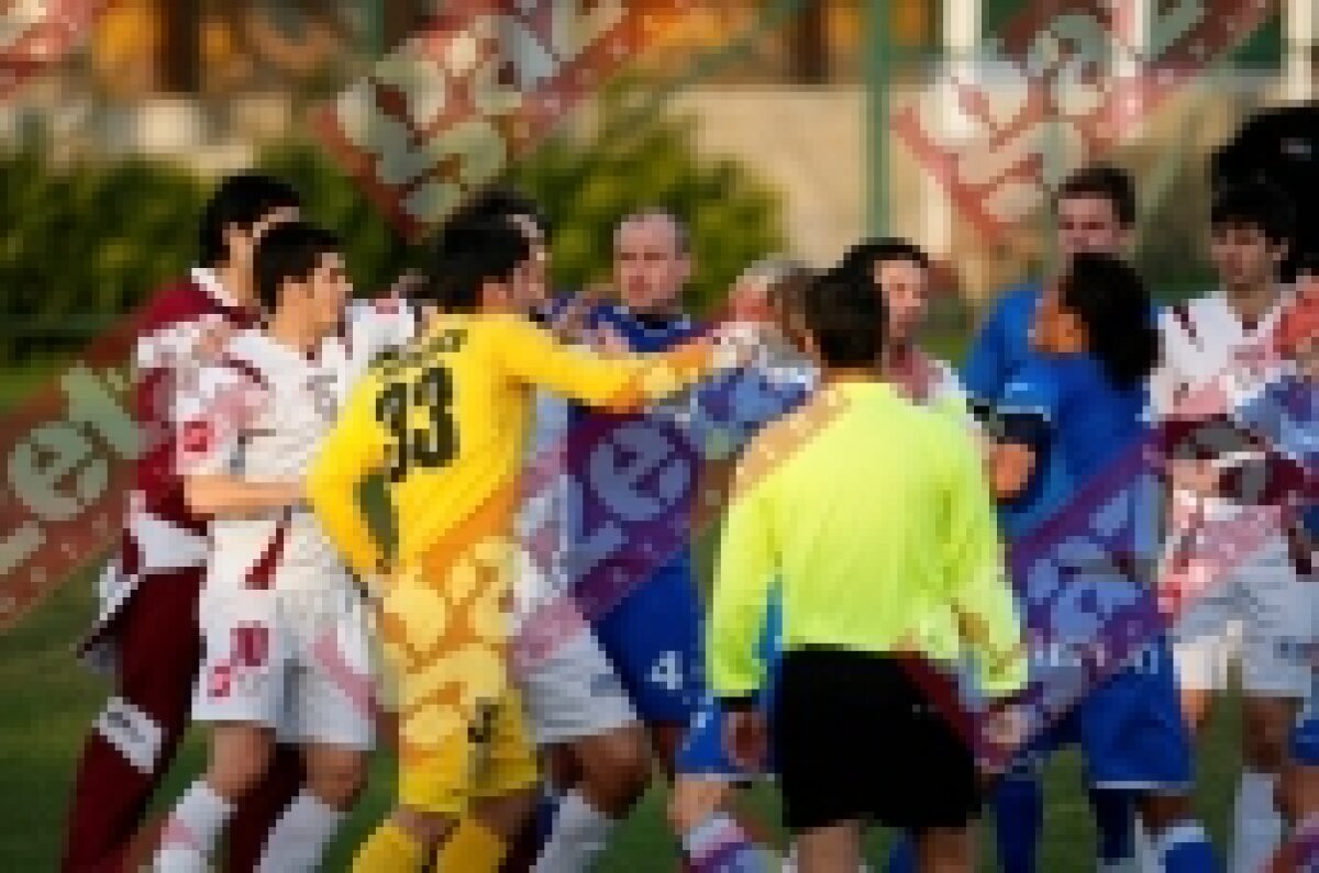 FOTO EXCLUSIV / Bornescu şi Neves bătaie ca-n filme la amicalul Rapidului cu Ostrava