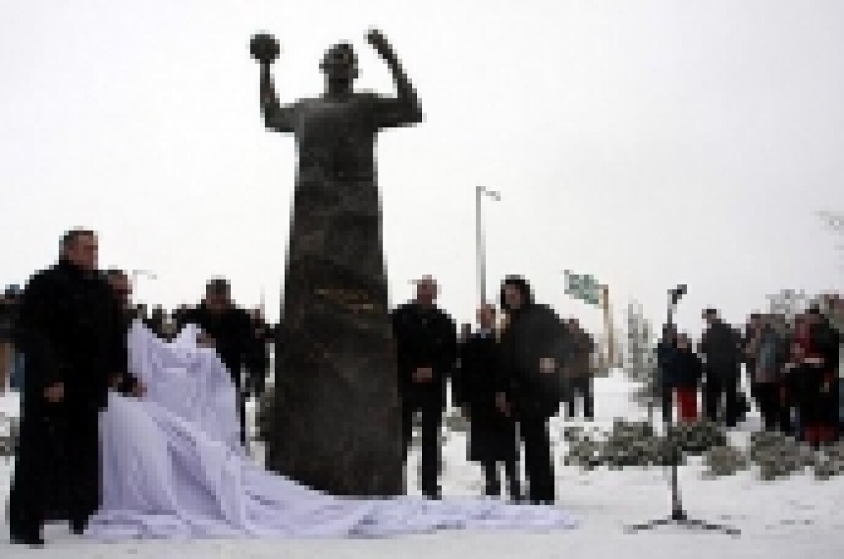 FOTO » Monumentul în memoria lui Marian Cozma a fost dezvelit astăzi la Veszprem