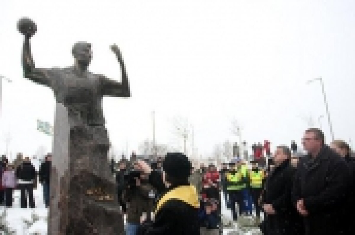 FOTO » Monumentul în memoria lui Marian Cozma a fost dezvelit astăzi la Veszprem