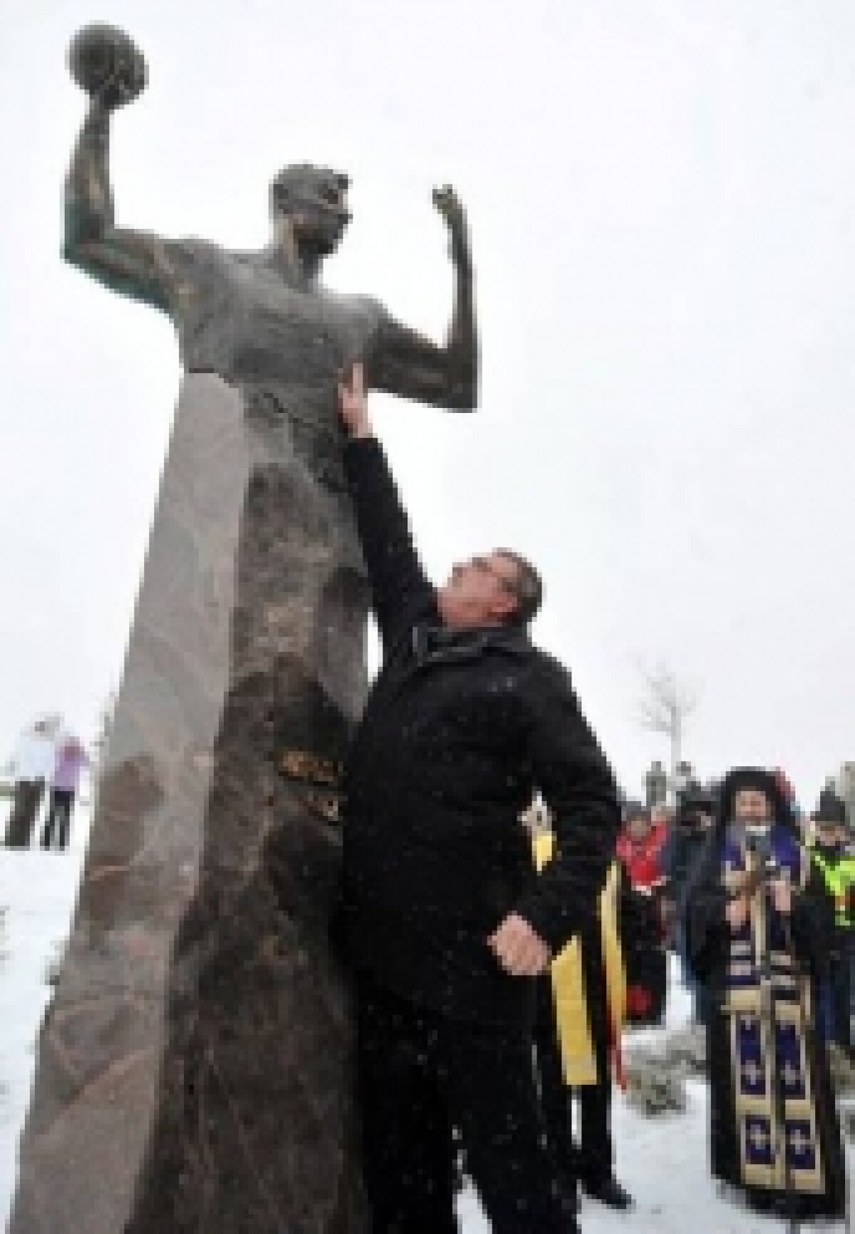 FOTO » Monumentul în memoria lui Marian Cozma a fost dezvelit astăzi la Veszprem