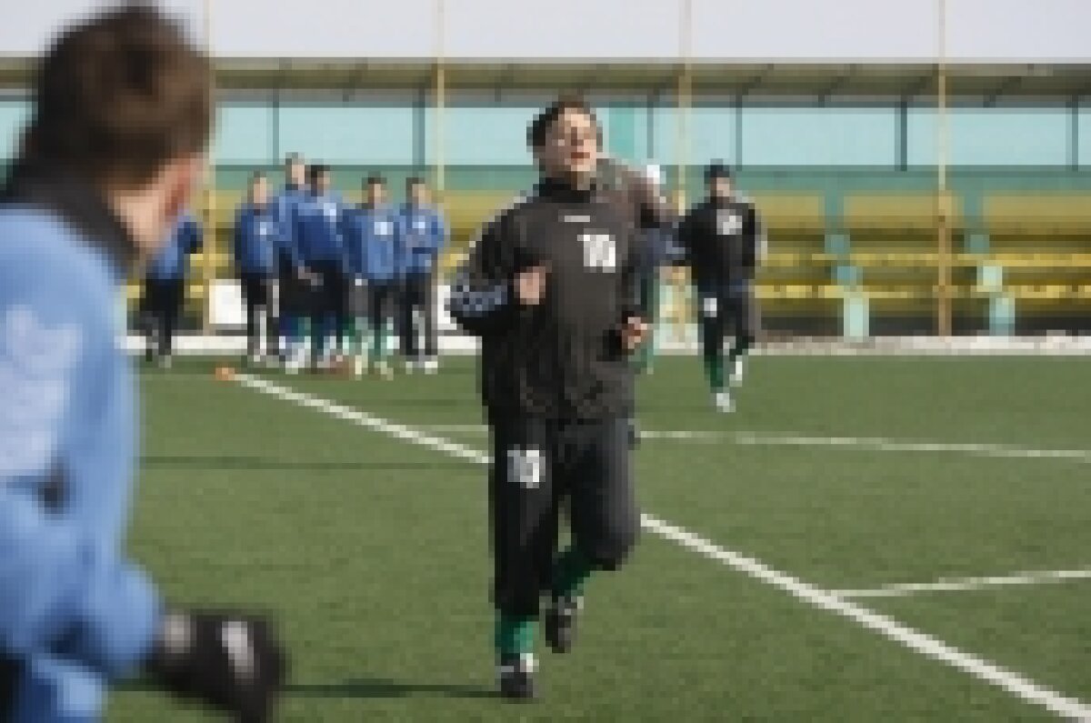Florentin Dumitru s-a reapucat de fotbal » "Micul Beckham" e coleg cu Odoroabă