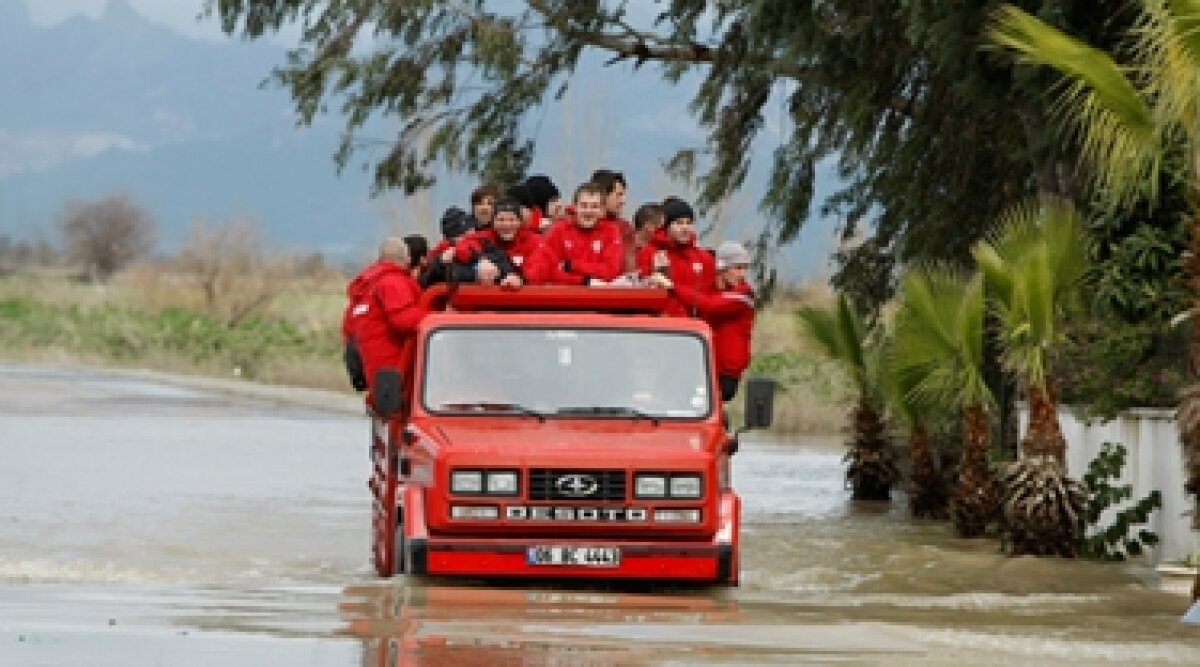 Dinamoviştii au ajuns la antrenament cu un camion! » "Cîini" acvatici :D