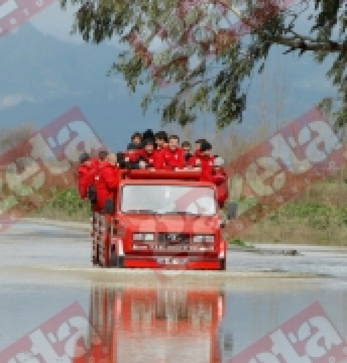 Dinamoviştii au ajuns la antrenament cu un camion! » "Cîini" acvatici :D