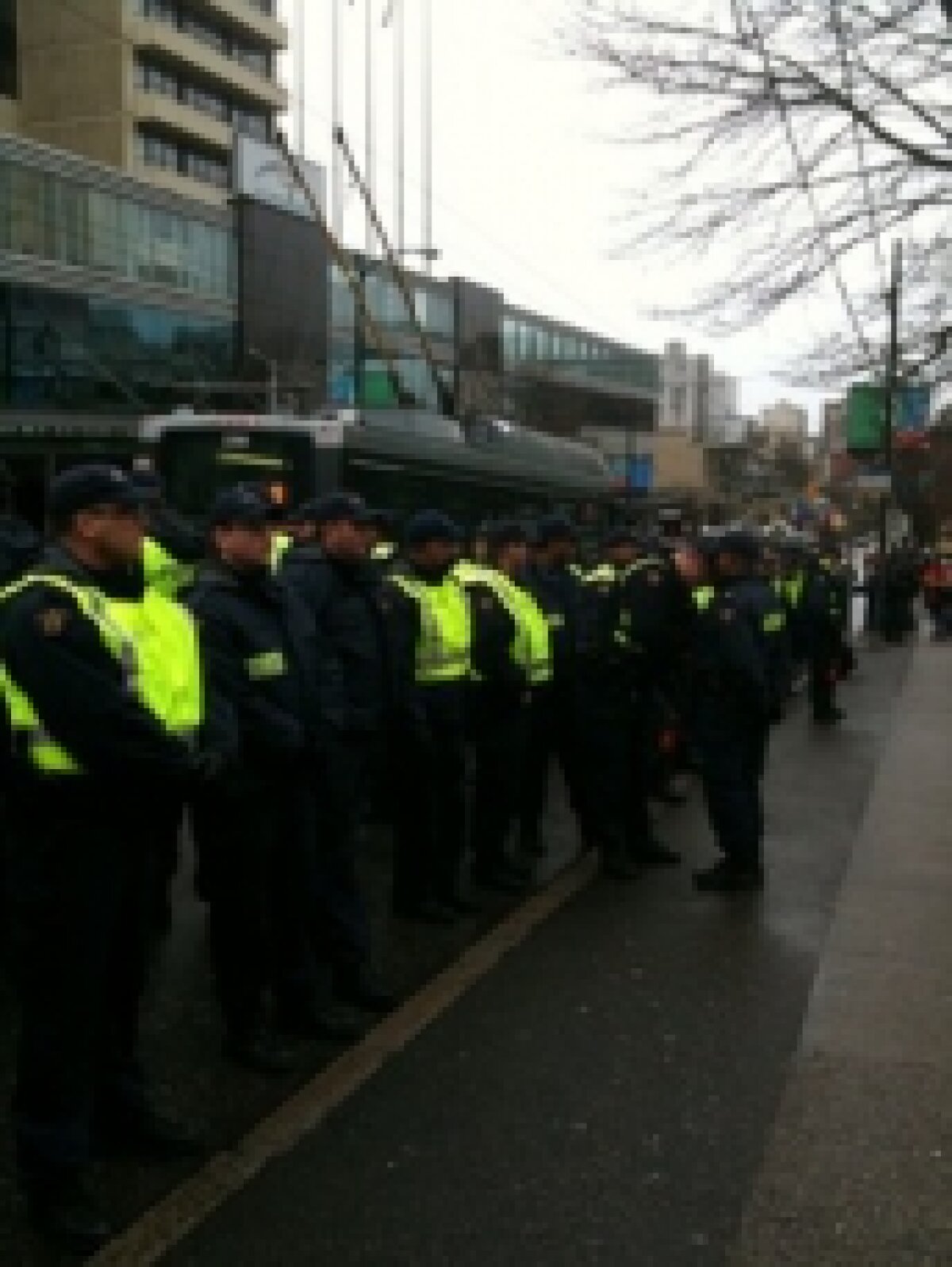 FOTO » Incidente în centrul oraşului Vancouver, în prima zi a Jocurilor Olimpice