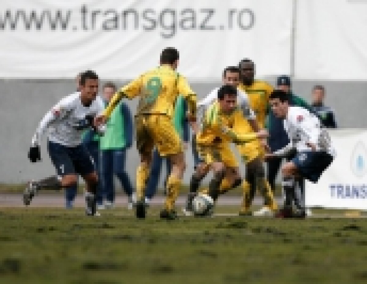 FOTO / Lupte în noroi la Gaz Metan - Vaslui
