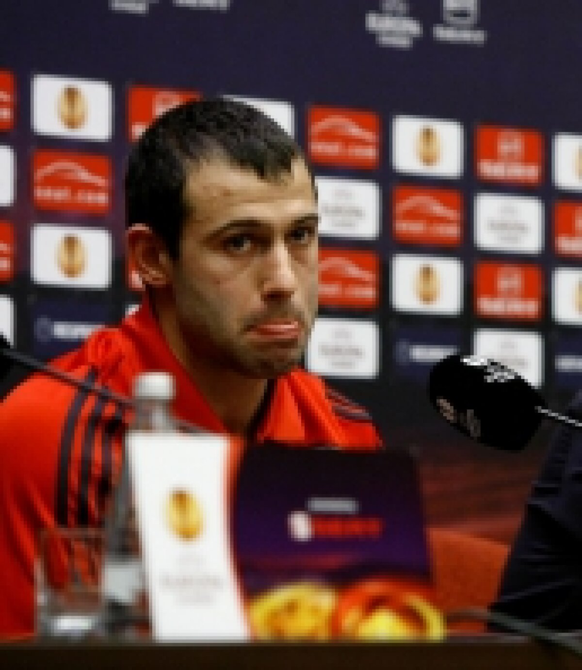 FOTO / Mascherano s-a plictisit la conferinţa lui Liverpool