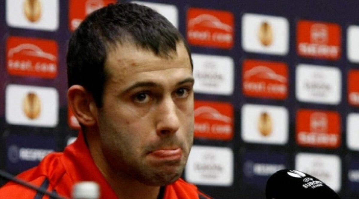 FOTO / Mascherano s-a plictisit la conferinţa lui Liverpool