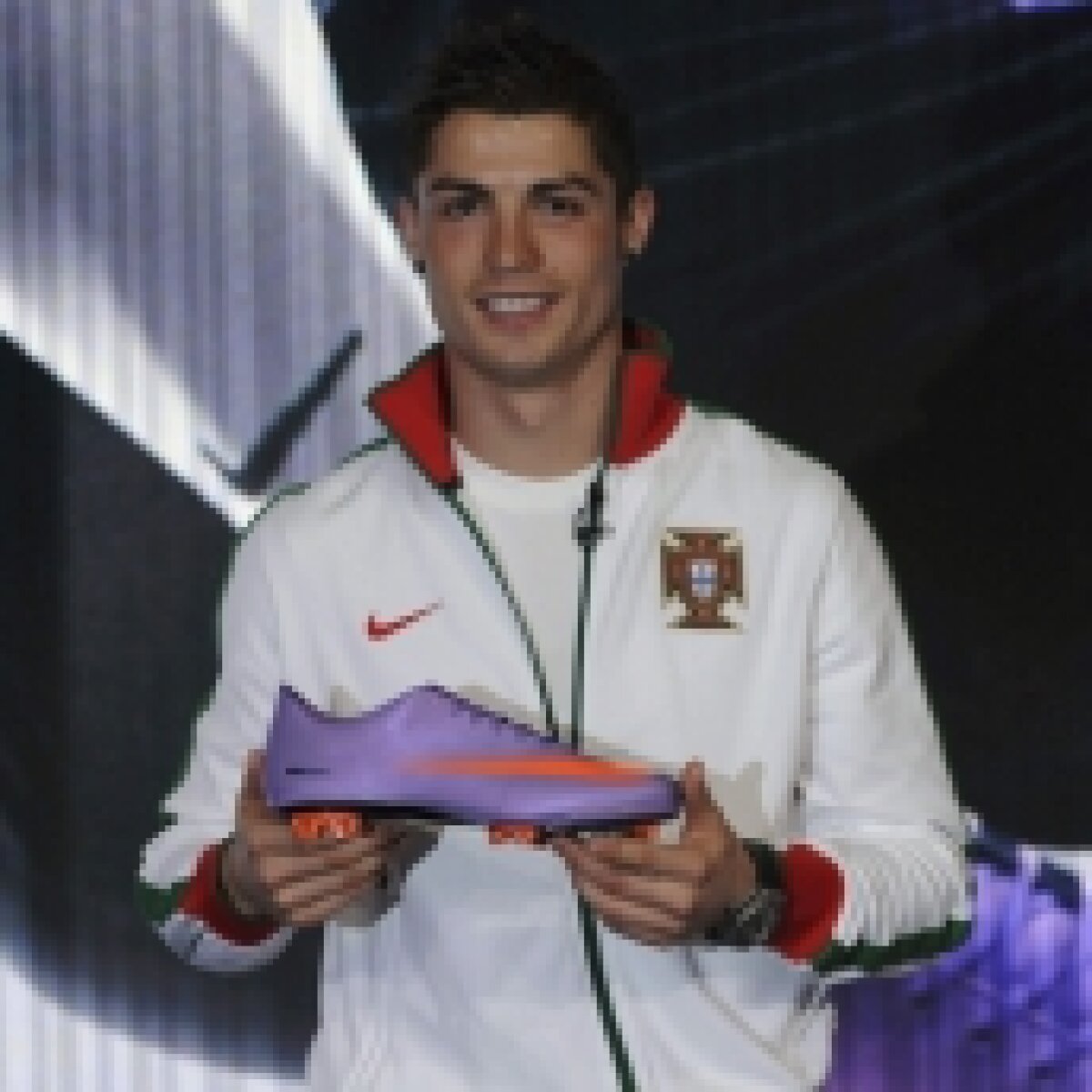 Cristiano Ronaldo e răsfăţat de Nike » Trage cu flacăra violetă