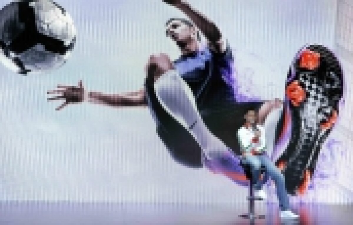 Cristiano Ronaldo e răsfăţat de Nike » Trage cu flacăra violetă