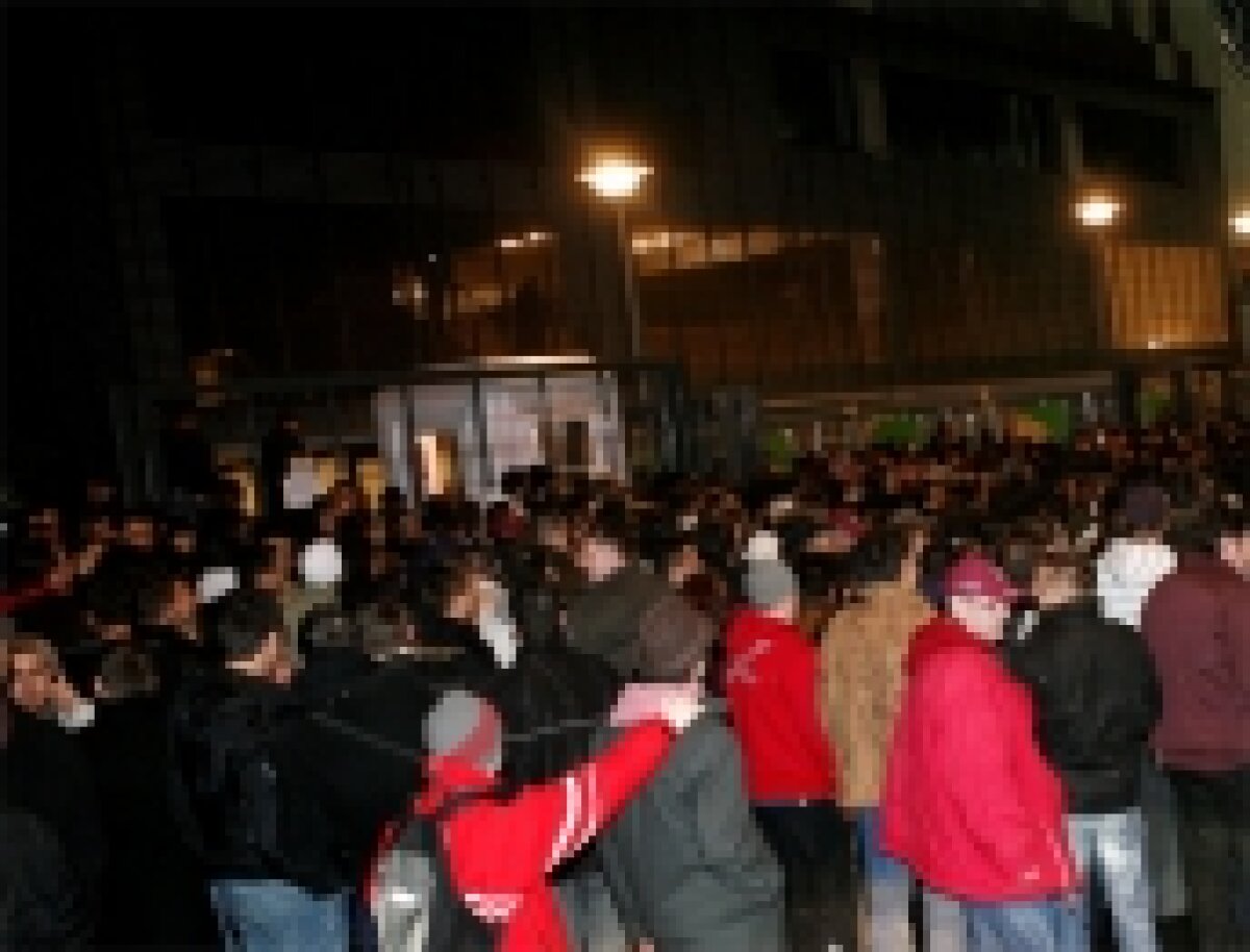 FOTO / Aglomeraţie la stadionul lui CFR Cluj înaintea meciului cu Steaua