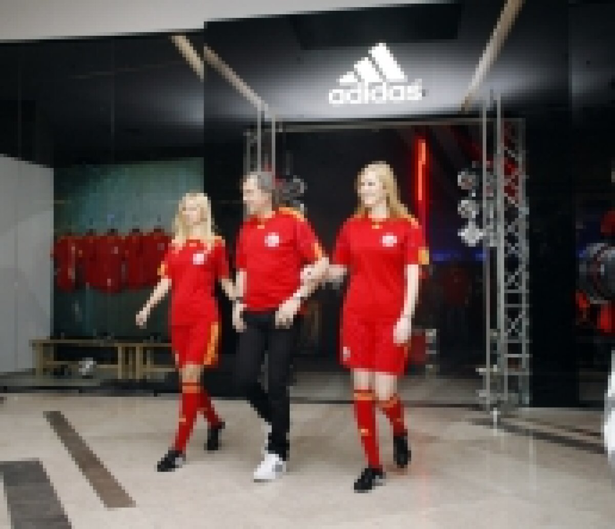 "Naţionala" şi-a lansat azi noul echipament. Vezi imagini cu tricourile!