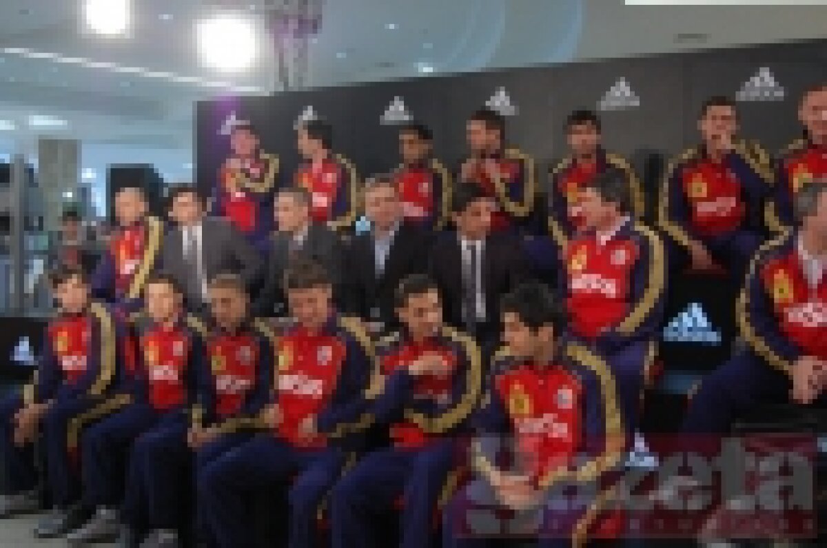 "Naţionala" şi-a lansat azi noul echipament. Vezi imagini cu tricourile!