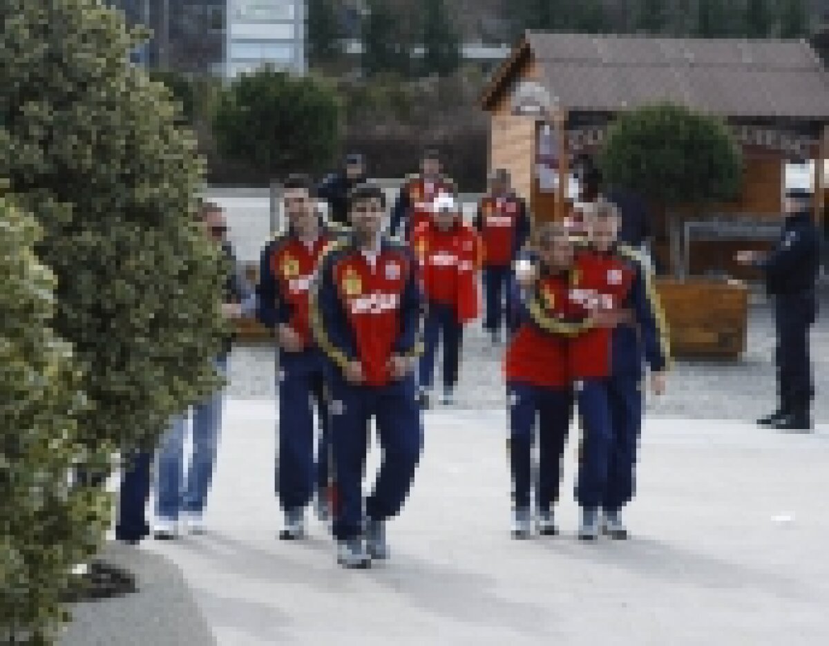 FOTO / Jucătorii echipei naţionale au vizitat un mall din Timişoara