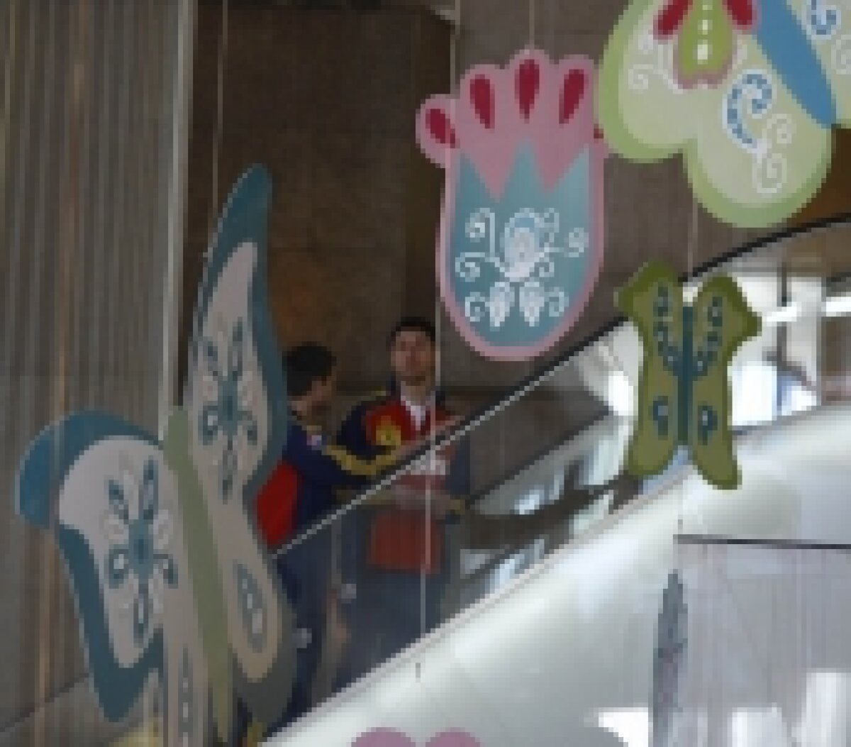FOTO / Jucătorii echipei naţionale au vizitat un mall din Timişoara