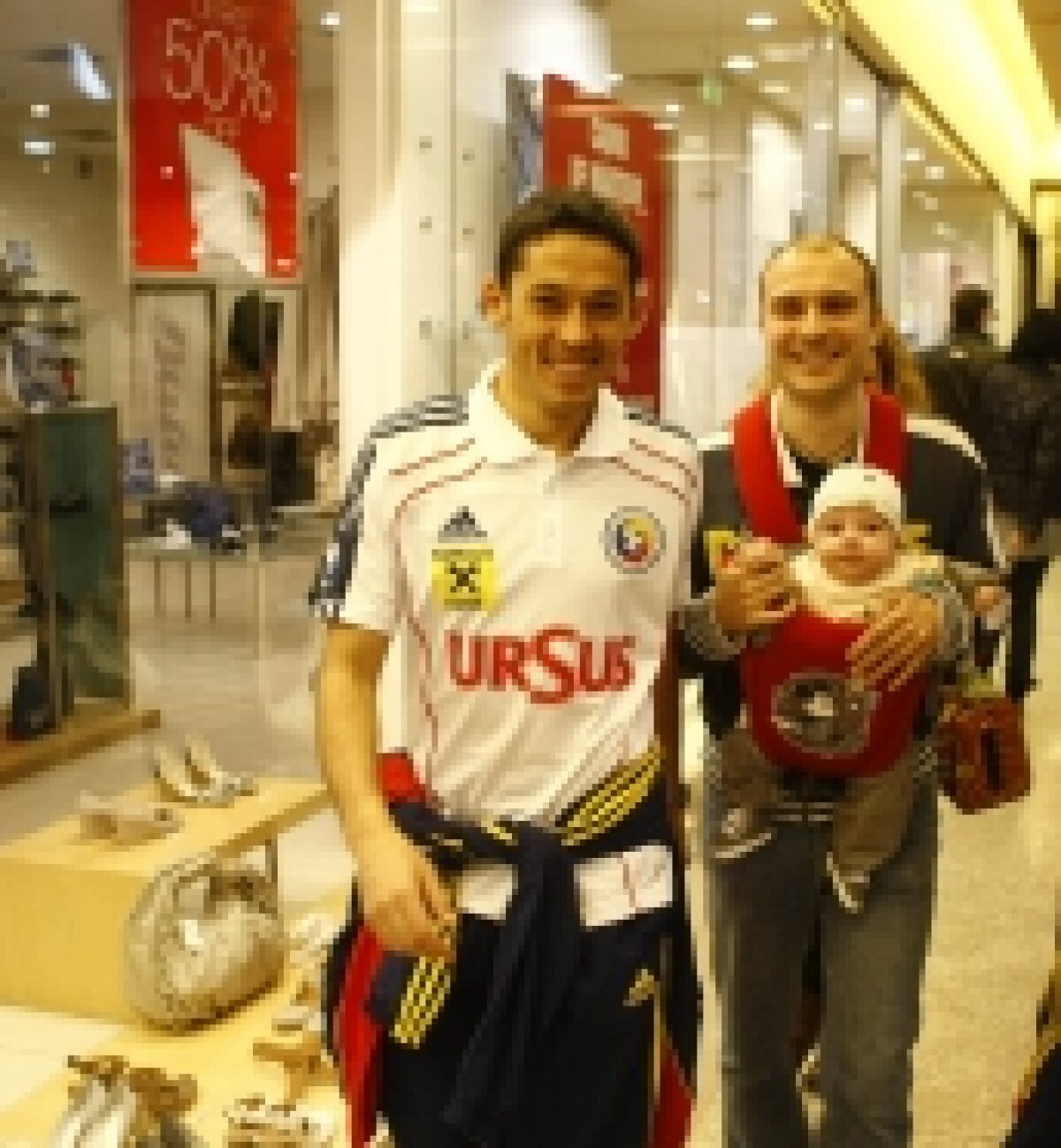 FOTO / Jucătorii echipei naţionale au vizitat un mall din Timişoara
