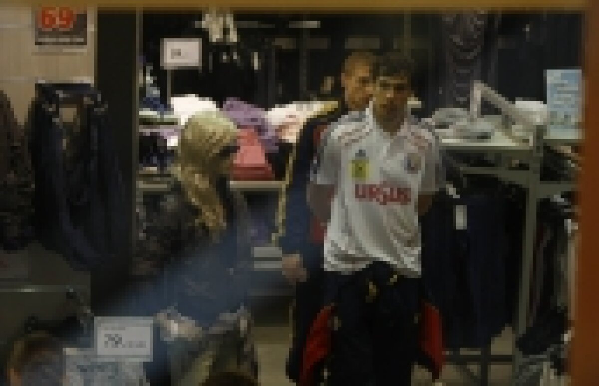 FOTO / Jucătorii echipei naţionale au vizitat un mall din Timişoara