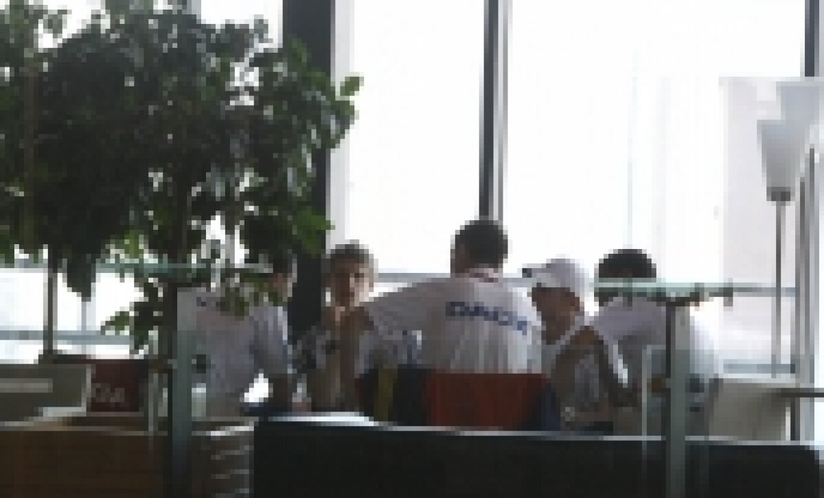FOTO / Jucătorii echipei naţionale au vizitat un mall din Timişoara