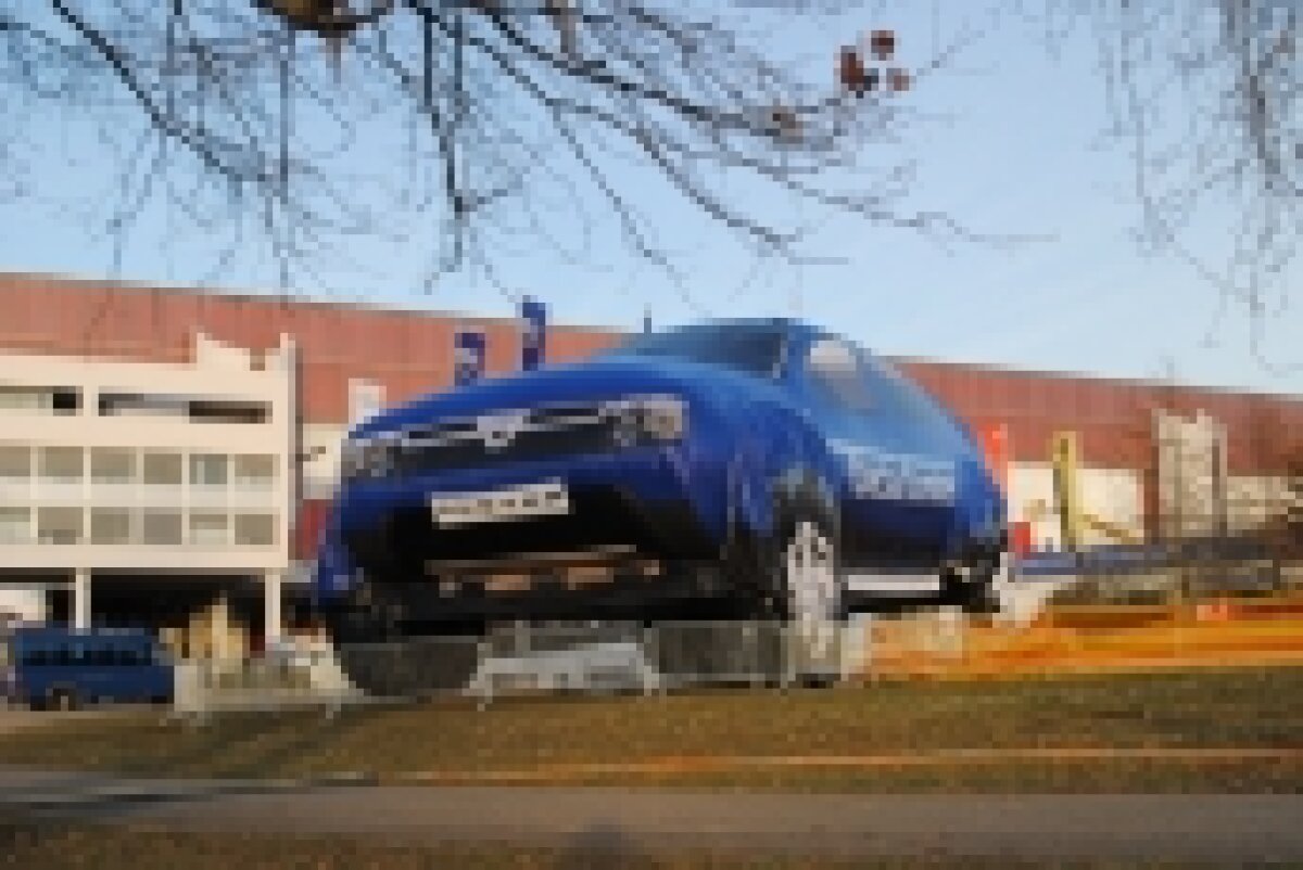 Prima maşină de teren Dacia poate fi comandată începînd de astăzi, la un preţ fără concurenţă » Lovitură sub centură