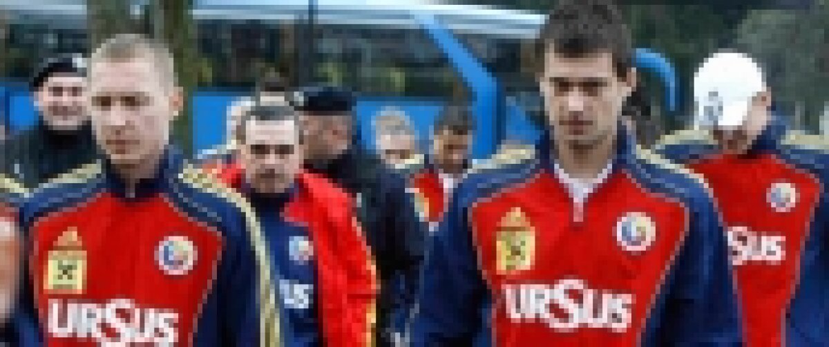 FOTO / Jucătorii echipei naţionale au fost azi la biliard