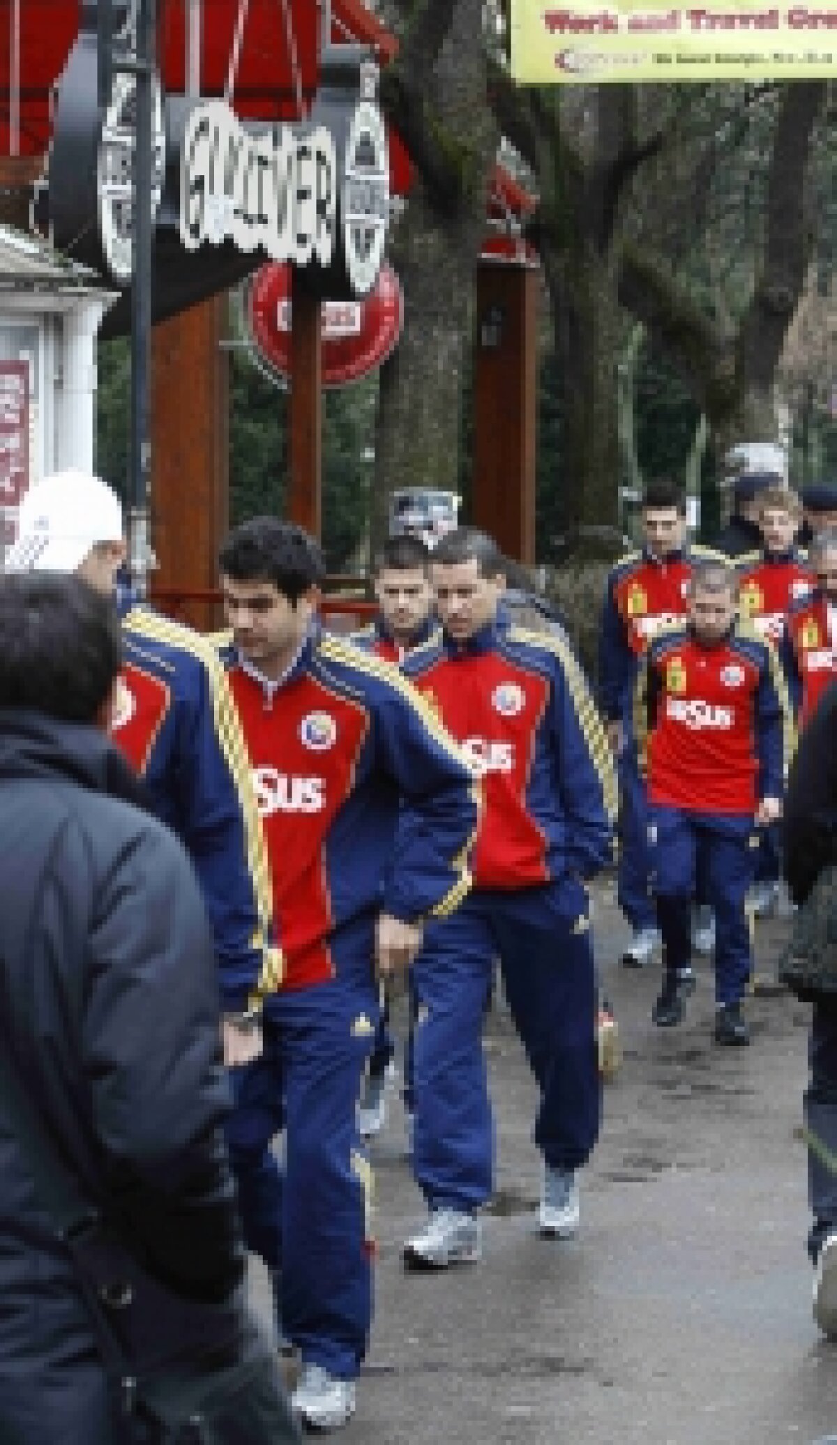 FOTO / Jucătorii echipei naţionale au fost azi la biliard