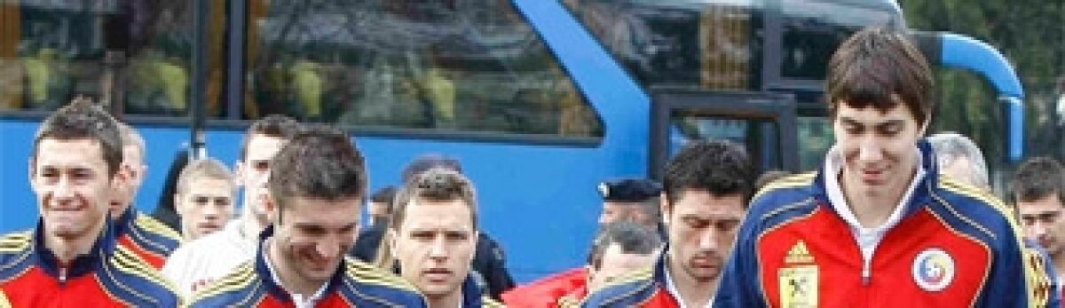 FOTO / Jucătorii echipei naţionale au fost azi la biliard