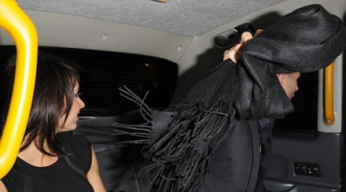 FOTO / Lampard iese cu iubita, dar se ascunde de paparazzi după eşarfă! :D