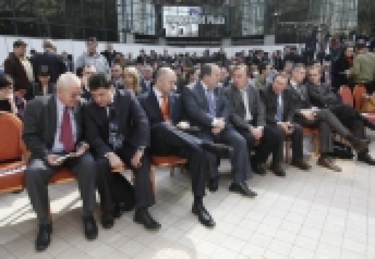 Galerie foto » Alain Prost a fost prezent la lansarea în România a maşinii Dacia Duster