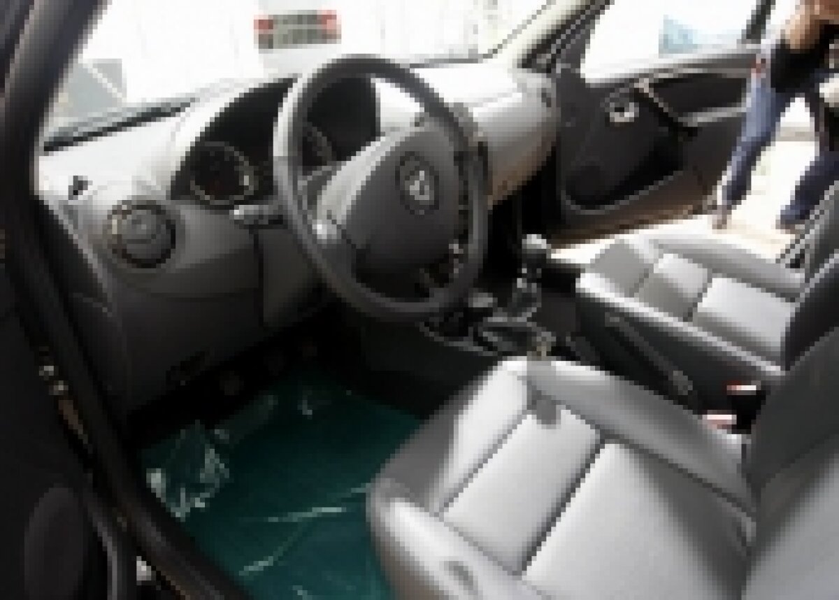 Galerie foto » Alain Prost a fost prezent la lansarea în România a maşinii Dacia Duster