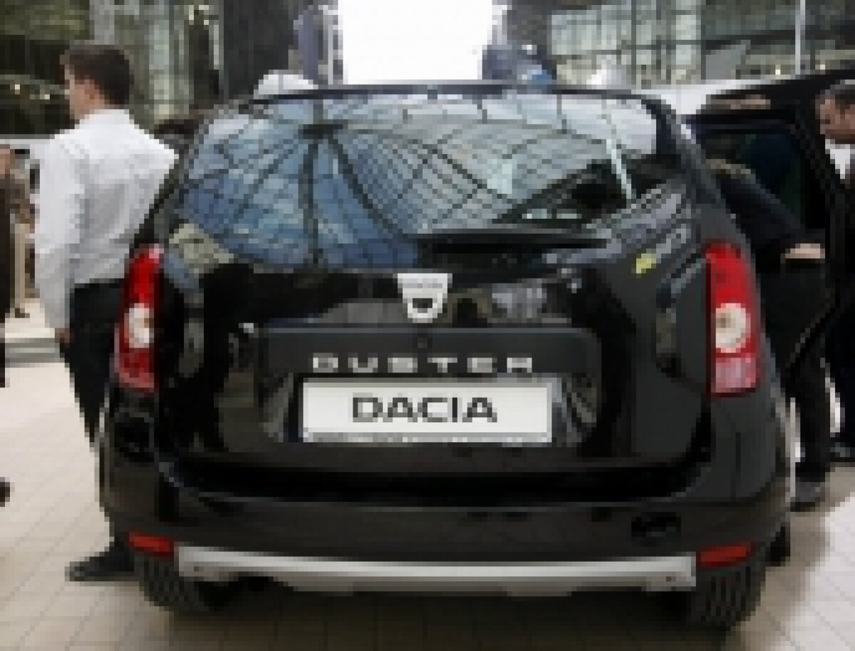 Galerie foto » Alain Prost a fost prezent la lansarea în România a maşinii Dacia Duster