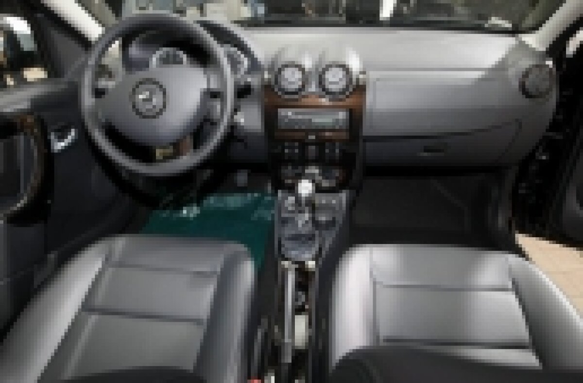 Galerie foto » Alain Prost a fost prezent la lansarea în România a maşinii Dacia Duster