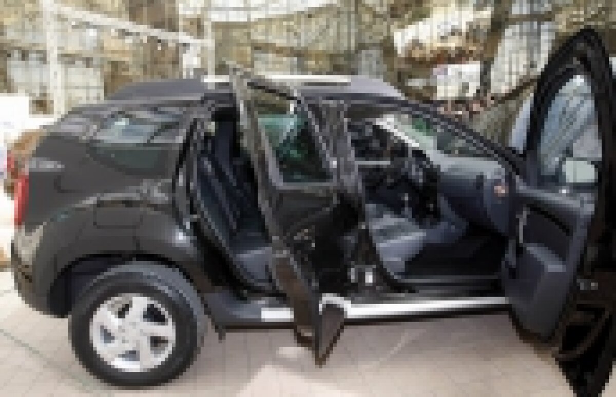 Galerie foto » Alain Prost a fost prezent la lansarea în România a maşinii Dacia Duster