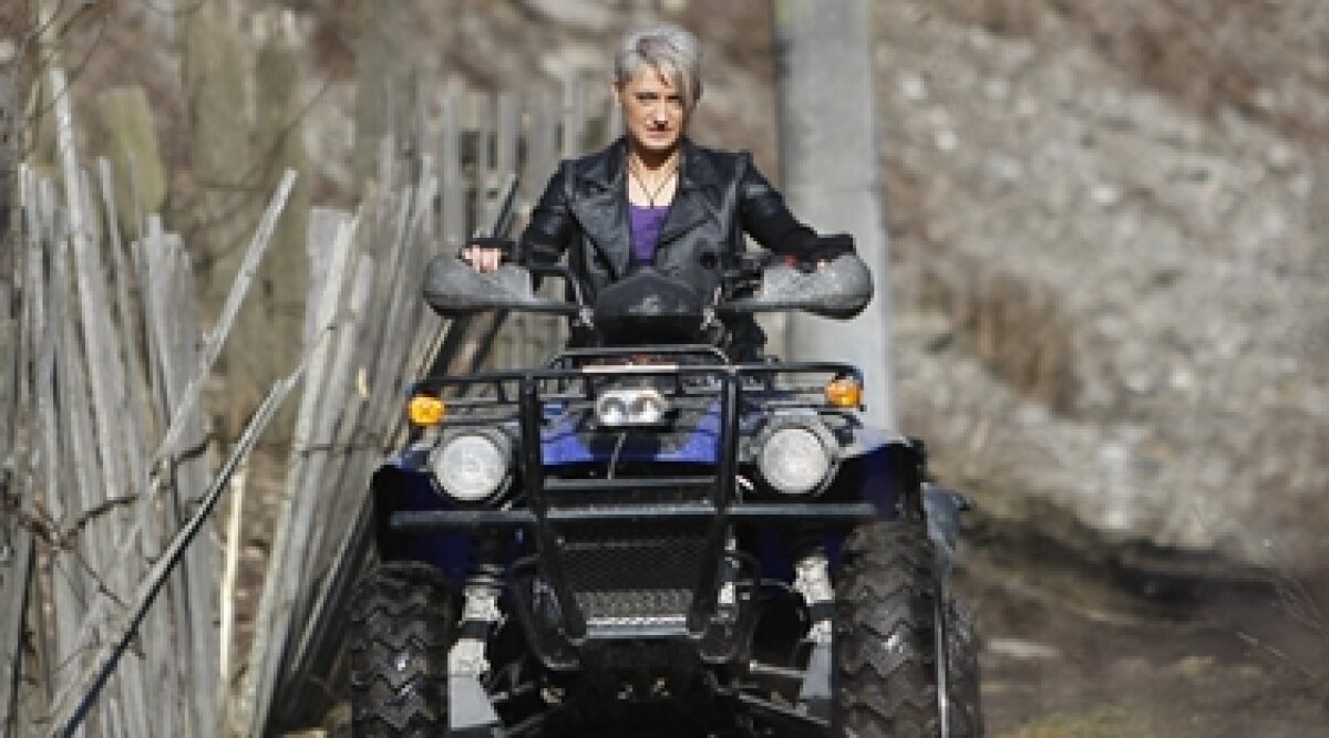 Vezi un fotoreportaj inedit cu golgeterul Oltchimului! Ramona extremă!