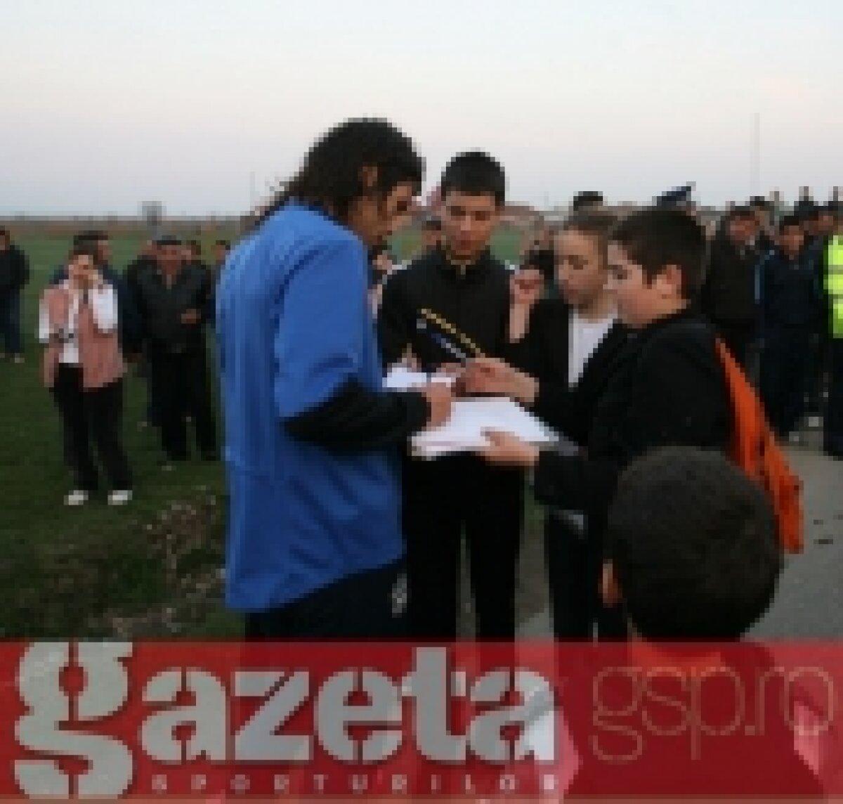 FOTO / Viaţa la ţară: Steaua s-a pregătit pentru Pandurii într-un sat :D