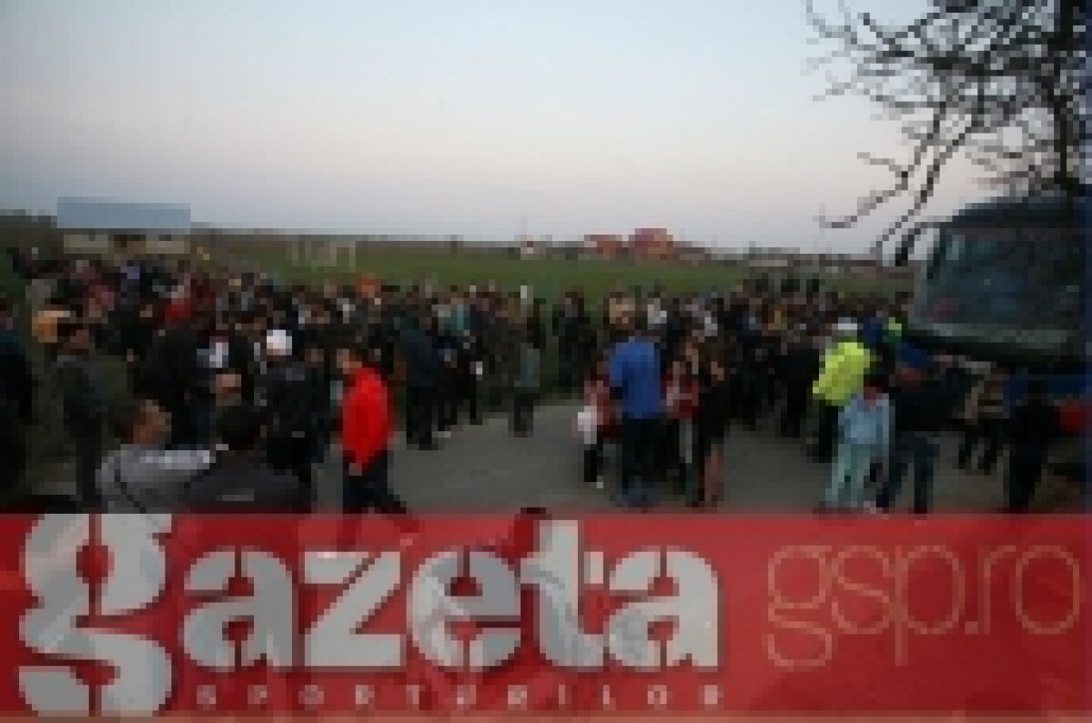 FOTO / Viaţa la ţară: Steaua s-a pregătit pentru Pandurii într-un sat :D