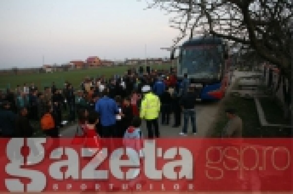 FOTO / Viaţa la ţară: Steaua s-a pregătit pentru Pandurii într-un sat :D