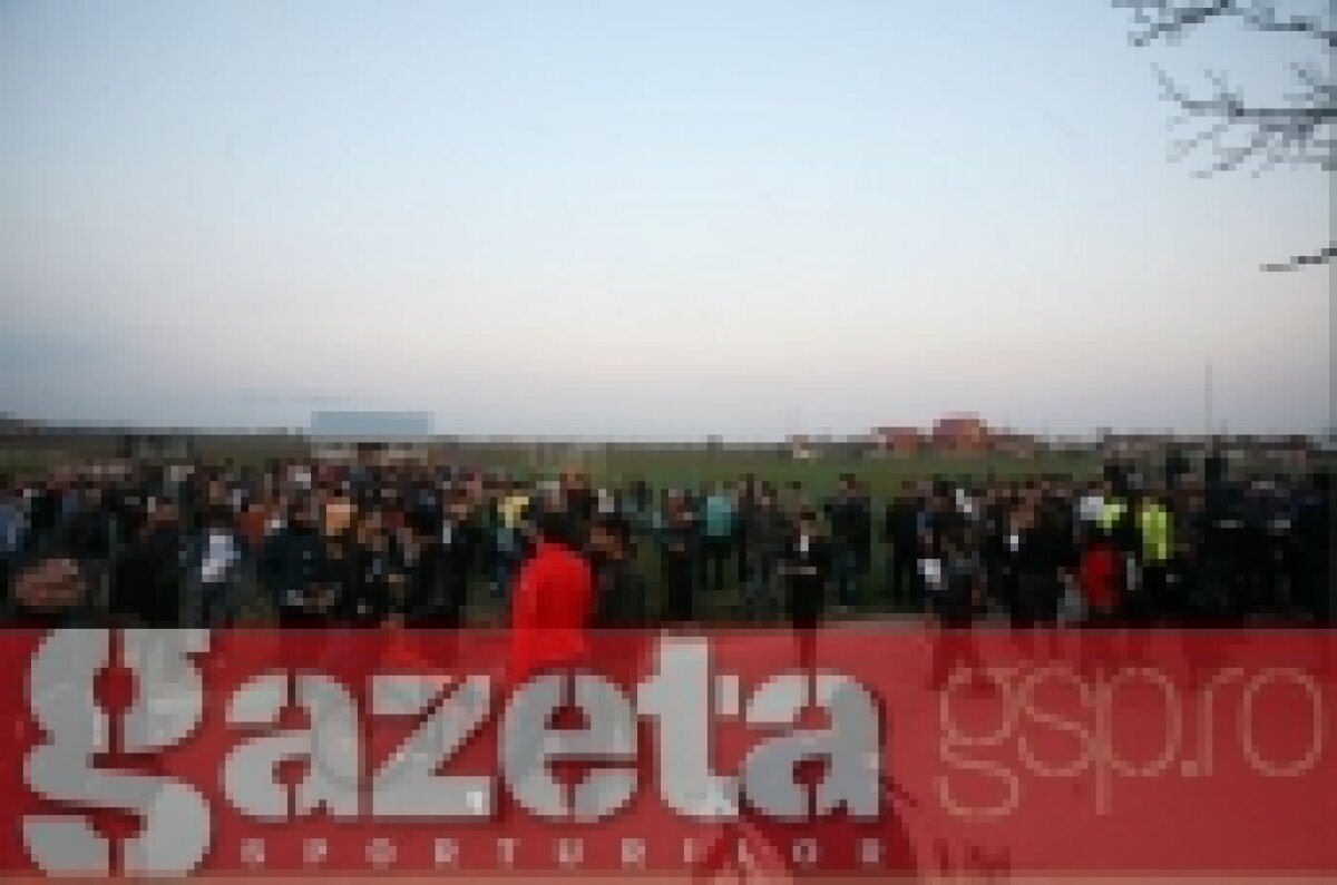 FOTO / Viaţa la ţară: Steaua s-a pregătit pentru Pandurii într-un sat :D