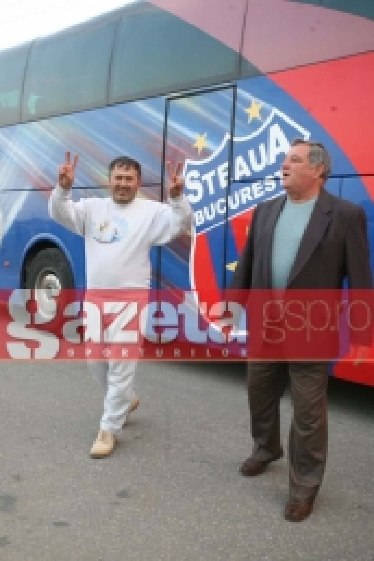 FOTO / Viaţa la ţară: Steaua s-a pregătit pentru Pandurii într-un sat :D