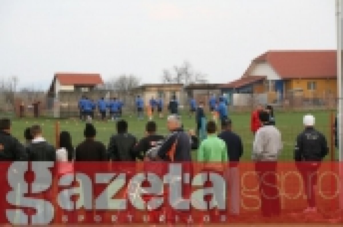 FOTO / Viaţa la ţară: Steaua s-a pregătit pentru Pandurii într-un sat :D