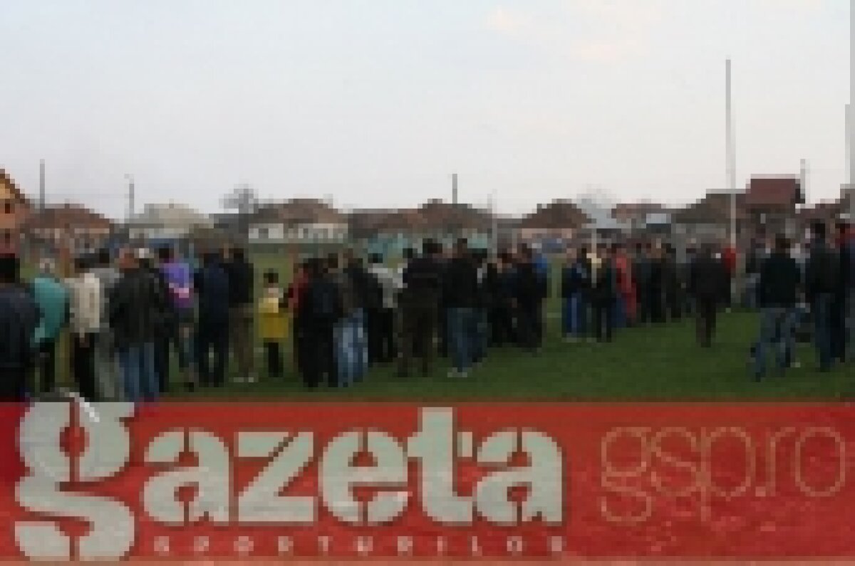 FOTO / Viaţa la ţară: Steaua s-a pregătit pentru Pandurii într-un sat :D